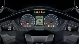 Klassischer analoger Tacho/Drehzahlmesser des Suzuki Burgman 400 mit cleverer Digitalanzeige.