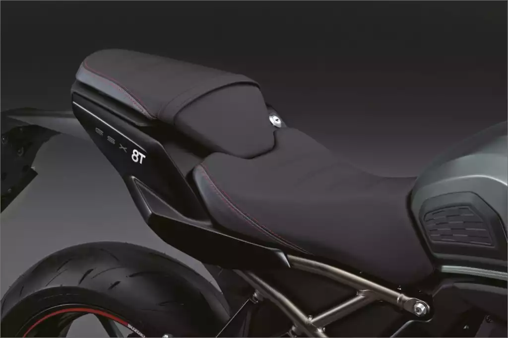 Komfortables Sitzbank Set für Suzuki GSX-8 Modelle, optimiert für längere Touren.