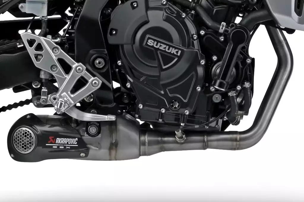 Sportliche Akrapovič Auspuffanlage für die Suzuki GSX-8T, verbessert Klang und Leistung.