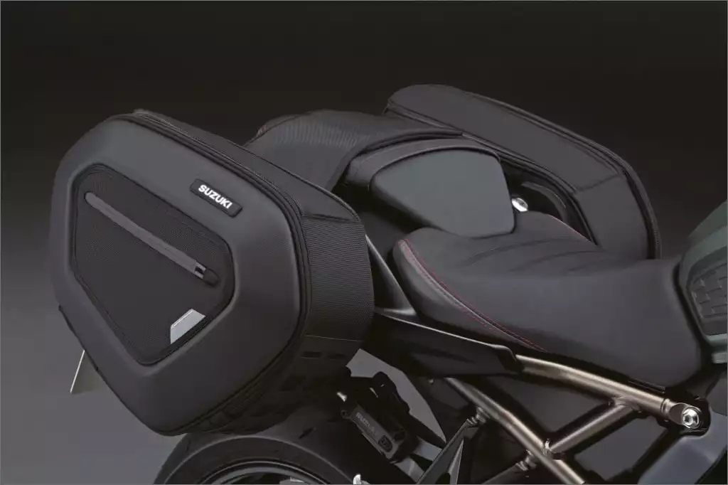 Schwarze Softtaschen für Suzuki GSX-8 Modelle bieten flexiblen Stauraum für unterwegs.