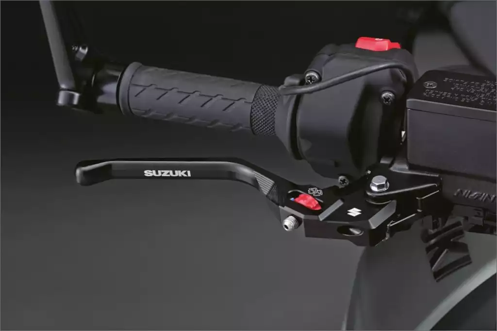 Aluminium-Motorschutz in Schwarz für die Suzuki V-Strom 1050 mit robustem Design, bietet zuverlässigen Schutz des Motors im Adventure-Einsatz.