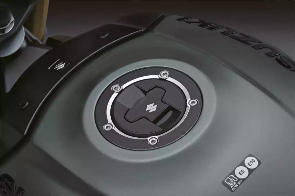 Tankdeckelschutz für Suzuki GSX-8TT Modelle schützt effektiv den Lack und wertet das Bike auf.