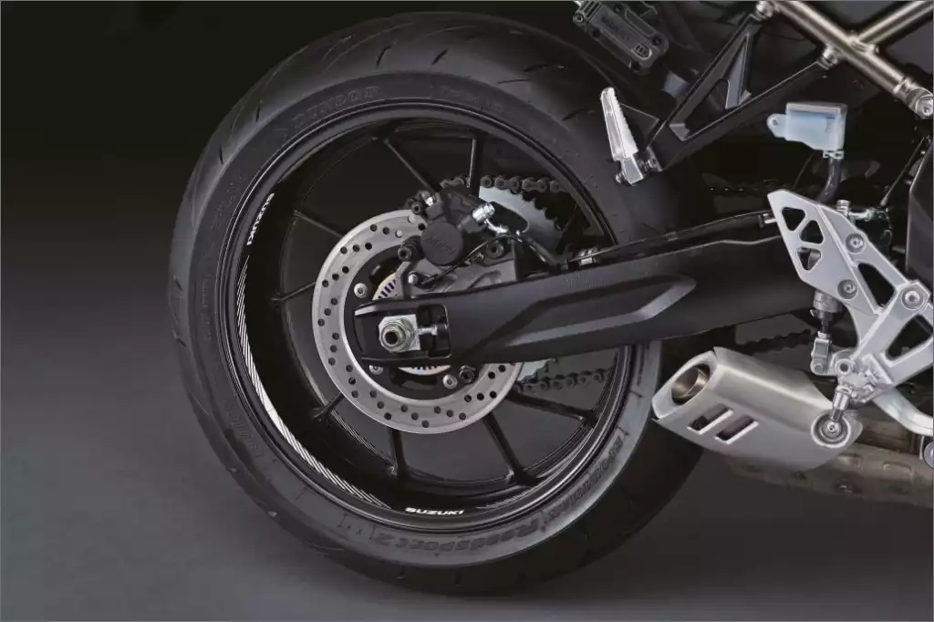 Schwarzes Felgenbettdekor für Suzuki GSX-8 Modelle, personalisiert den Look des Motorrads.