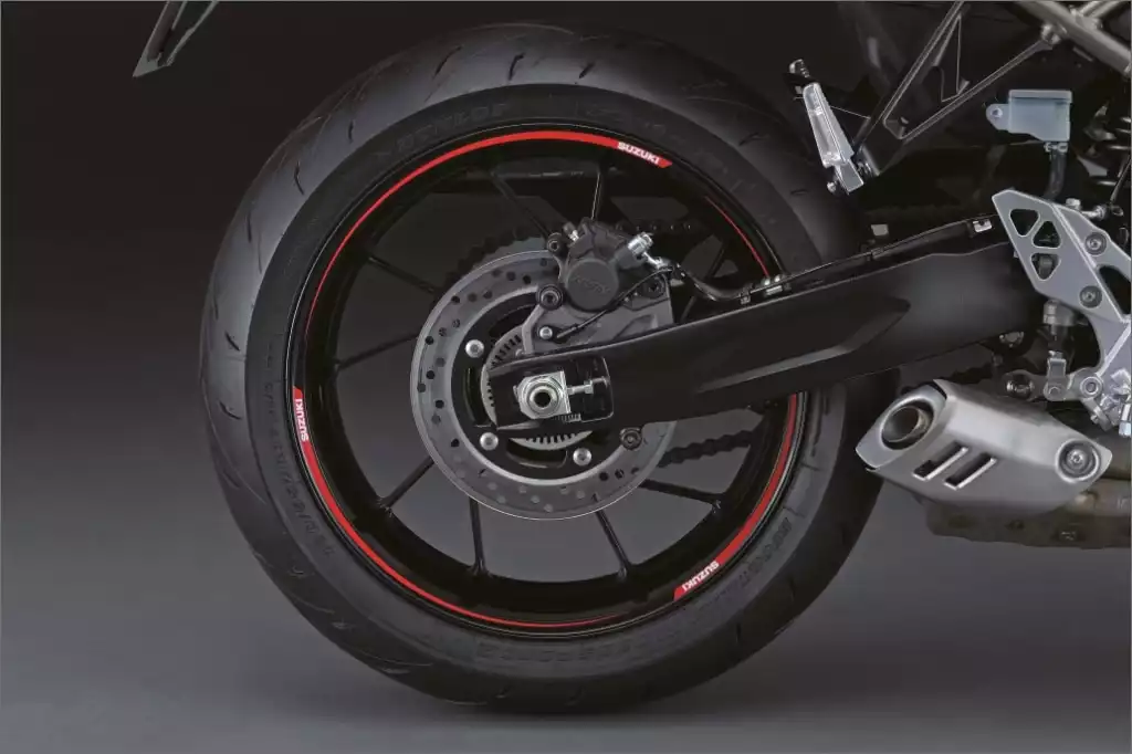 Rotes Felgenranddekor für Suzuki GSX-8 Modelle, verleiht dem Motorrad eine sportliche Note.