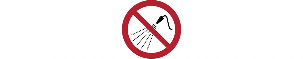 Mit Wasser spritzen verboten