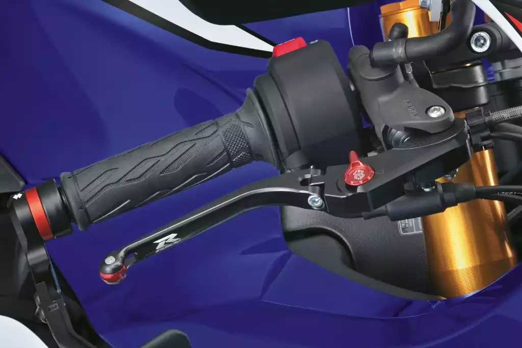 Aluminium-Motorschutz in Schwarz für die Suzuki V-Strom 1050 mit robustem Design, bietet zuverlässigen Schutz des Motors im Adventure-Einsatz.