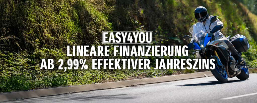 Ein Motorradfahrer auf einer Suzuki GSX-S1000GX fährt eine sonnige Landstraße entlang. Im Vordergrund wird die EASY4YOU lineare Finanzierung mit 2,99 % effektivem Jahreszins beworben.