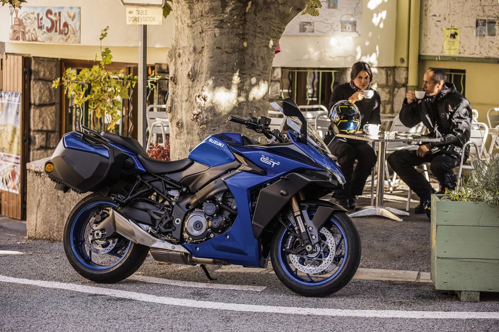 Motorradfahrer auf Suzuki Adventure-Bike in bergiger Landschaft