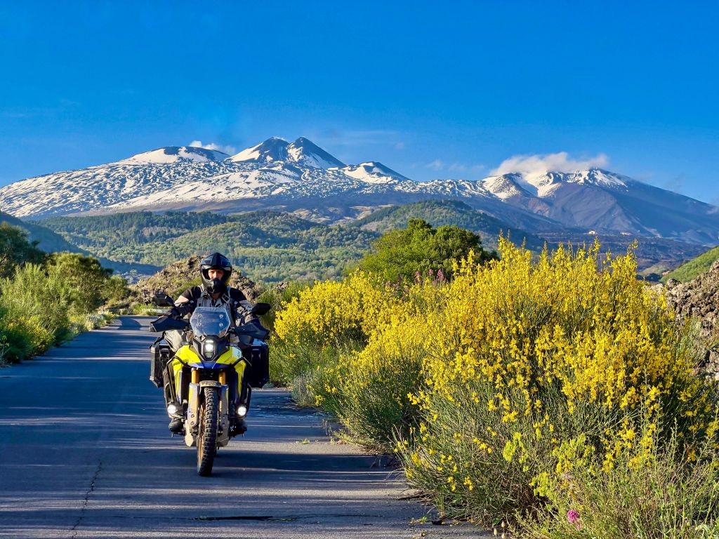 Ein Suzuki Motorrad, im Hintergrund ein schneebedecktes Gebirge