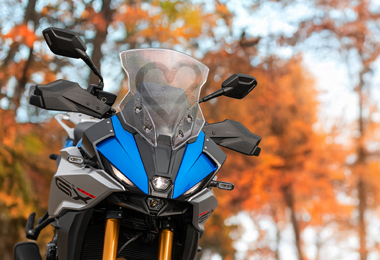 GSX-S1000GX mit Herz auf Scheibe vor herbstlichem Hintergrund