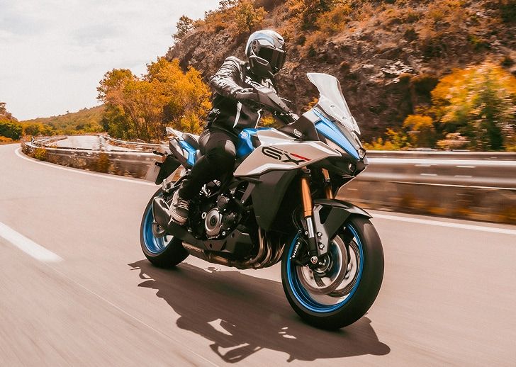 GSX-S1000GX auf der Landstraße bei herbstlicher Jahreszeit