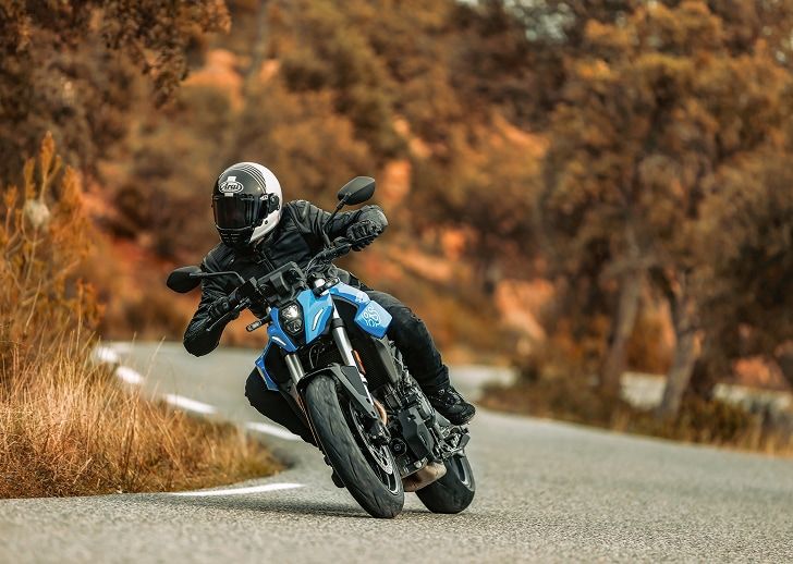 GSX-8S auf einer kurvigen Landstraße bei herbstlicher Jahreszeit