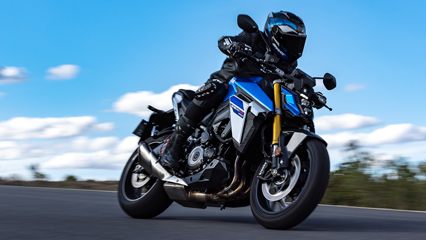 GSX-S1000 bei schönem Wetter auf einer Straße