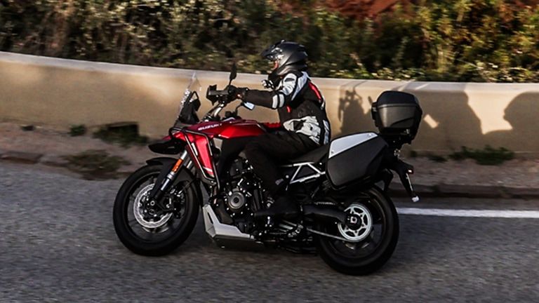 V-Strom 800 in starker Schräglage mit Seitenkoffern