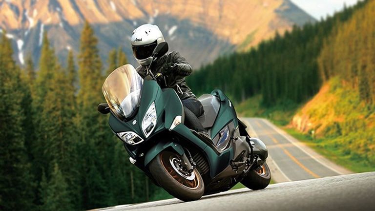 BURGMAN 400 auf einer Landstraße bei herbstlicher Jahreszeit