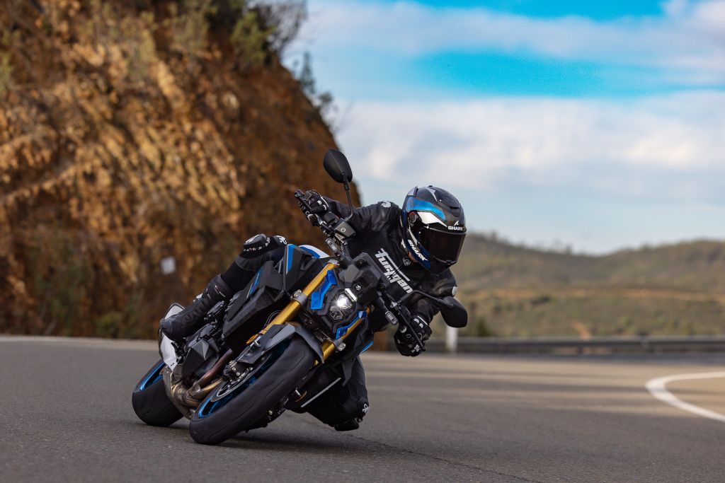 GSX-S1000 in Blau-Schwarz in Schräglage auf einer Landstraße