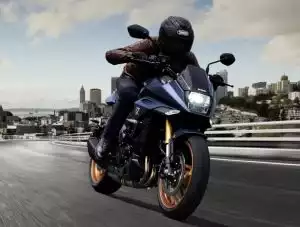 Motorradfahrer auf Suzuki Motorrad. Im Hintergrund befindet sich ein