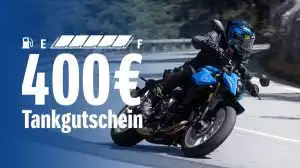 Eine blau-schwarze Suzuki GSX-8S auf einer Bergstraße. Im Vordergrund ein blauer Overlay mit einer Tankanzeige und den Worten 400€ Tankgutschein