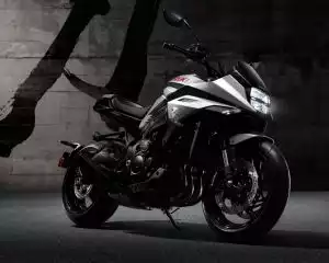 Suzuki Motorrad in urbaner Umgebung mit Betonwand im Hintergrund