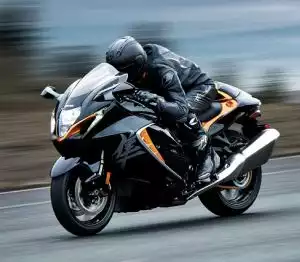 Fahrer auf Suzuki Hayabusa in Kurve, dynamische Fahrt auf Landstraße