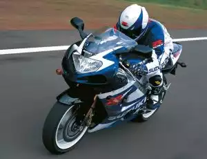 Rennfahrer auf Suzuki Supersport-Motorrad auf Rennstrecke.
