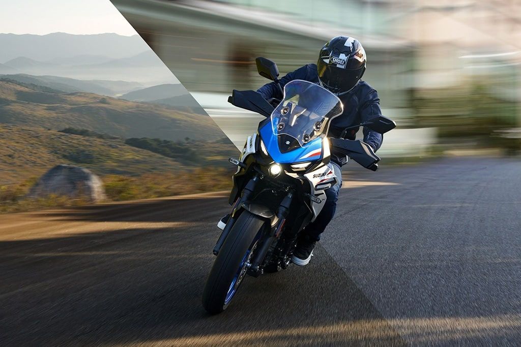 Blaue SV-7 GX vor zweigeteiltem Hintergrund mit verschiedenen Hintergründen - Landstraße und Stadt