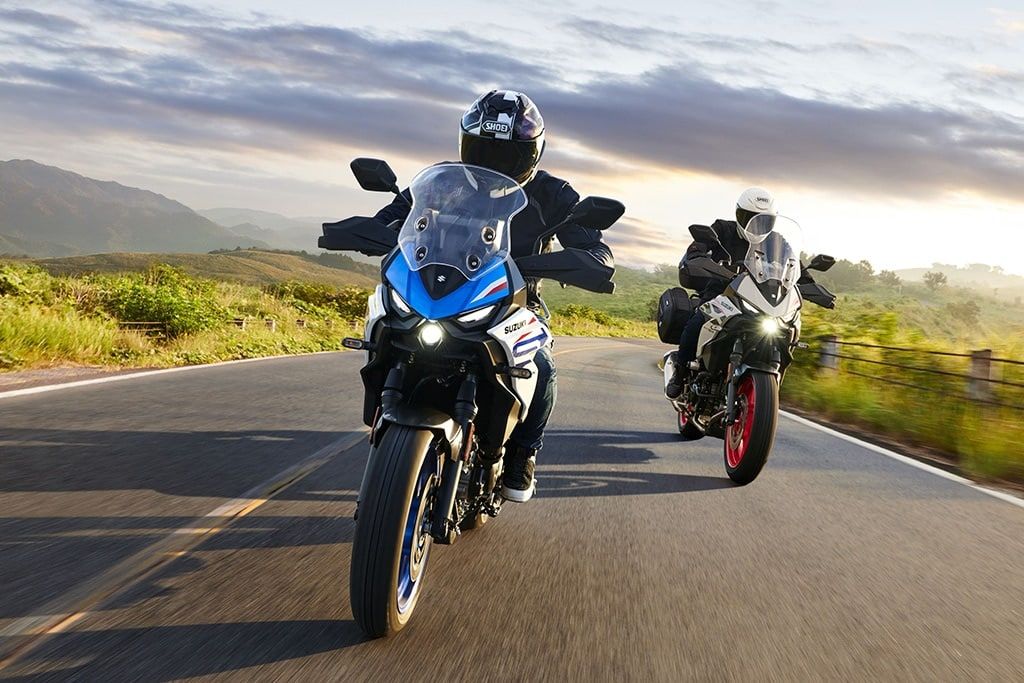 Zwei SV-7 GX, in blau und silber, hintereinander auf einer Landstraße