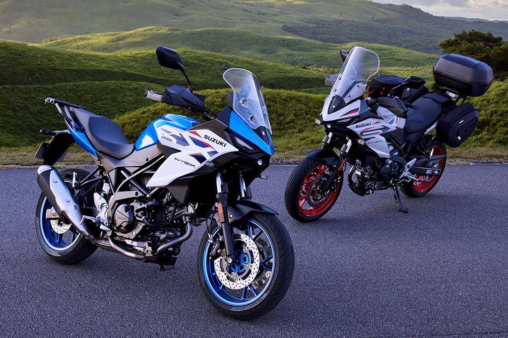 Zwei SV-7 GX, in blau und silber, hintereinander stehend vor einem grünen Bergpanorama