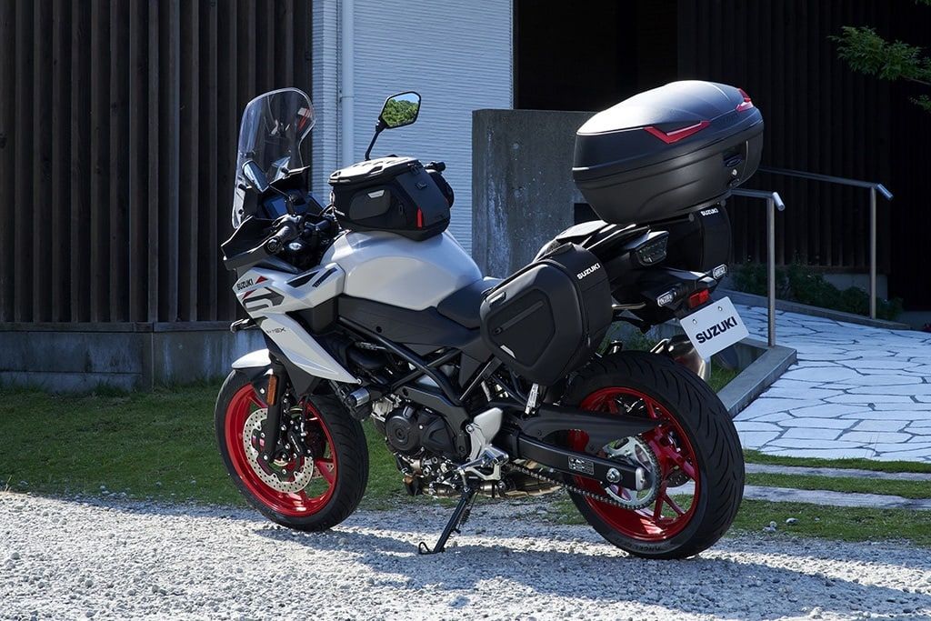 Silberne SV-7 GX mit Reisezubehör am Straßenrand