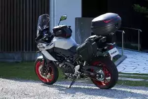 Silberne SV-7 GX mit Reisezubehör am Straßenrand
