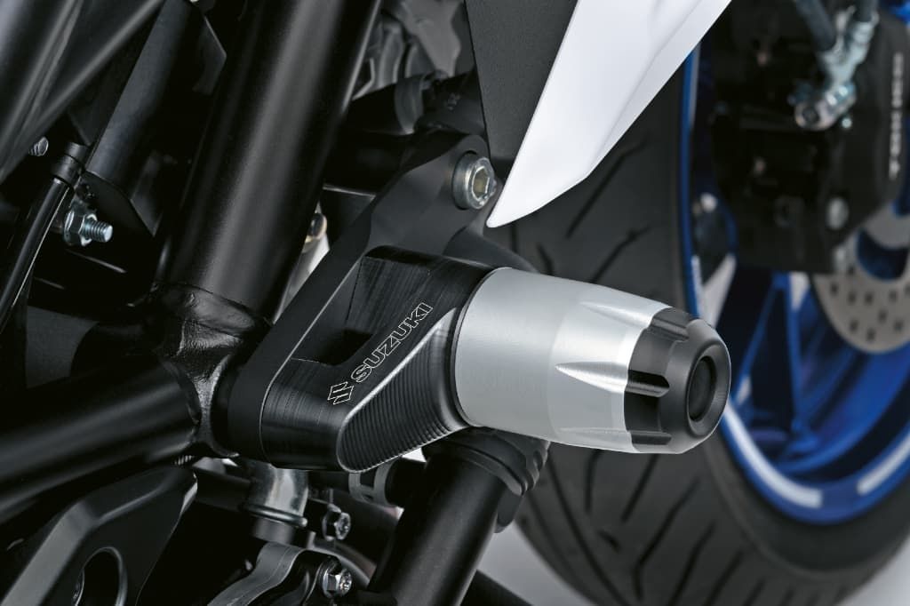 Rahmenschützer bzw. Sturzpad von Suzuki, montiert am Motorradrahmen; schwarze Halterung mit silbernem Protektor und Suzuki-Logo.