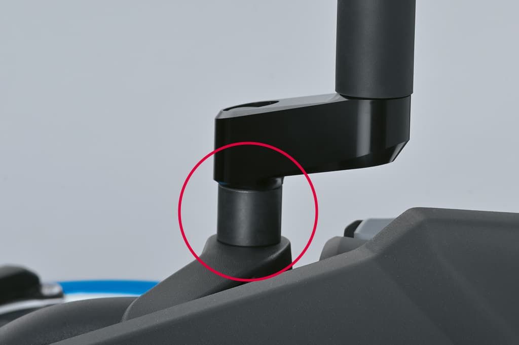 Distanzstücke zur Spiegelverlängerung, montiert zwischen Spiegelarm und Lenkeraufnahme; schwarze Adapterlösung.