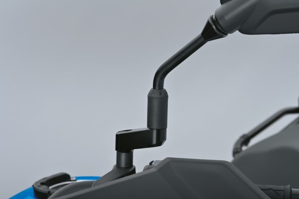 Spiegelverlängerung zur Erhöhung des Sichtfeldes, montiert zwischen Spiegelarm und Lenkeraufnahme; schwarze Adapterlösung.