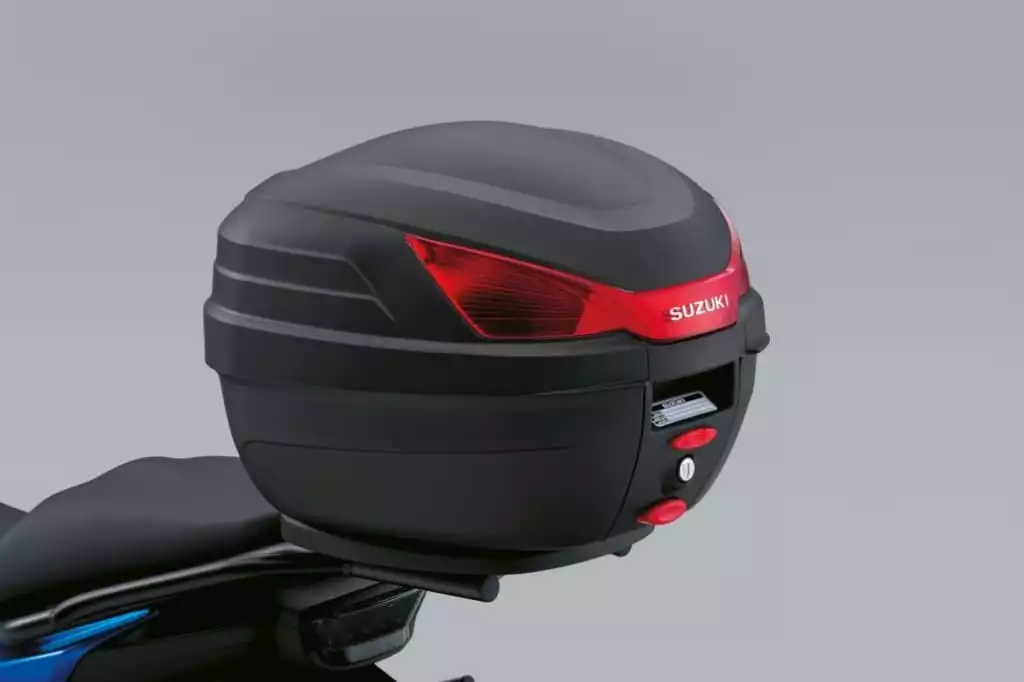 Schwarzes 27-Liter Topcase mit roten Reflektoren für Suzuki SV-7GX, montiert am Heck.