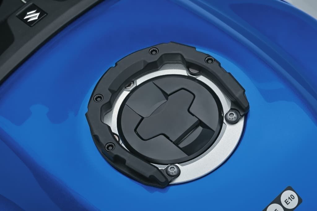 Tankring-Adapter für Tanktaschen, montiert auf einem blauen Kraftstofftank; schwarzer, kreisförmiger Ring um den Tankdeckel.