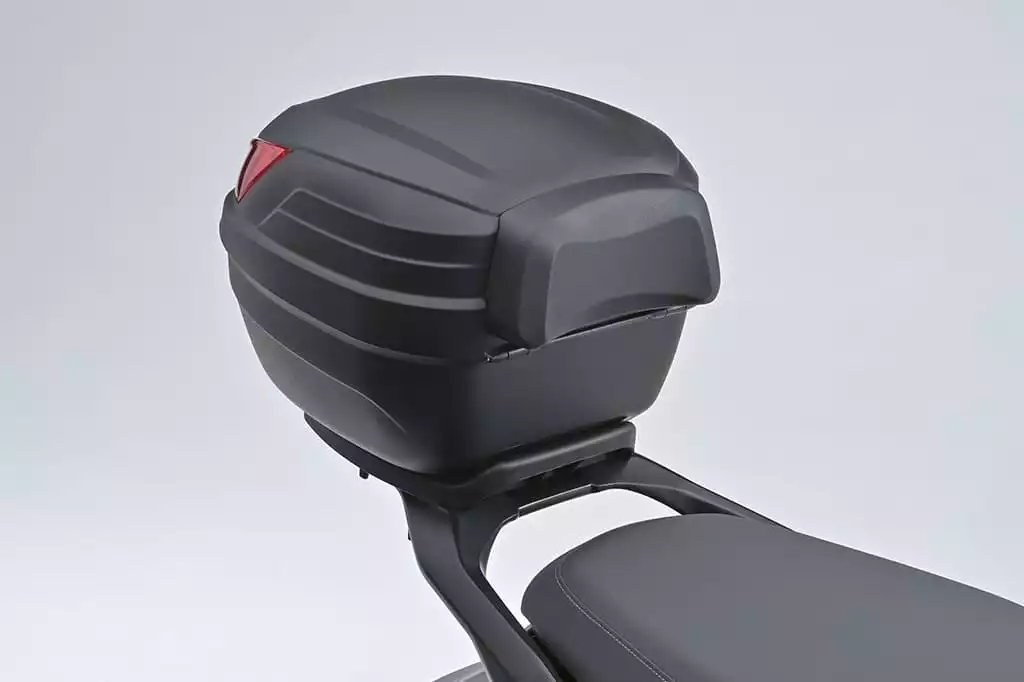 Silberner Unterfahrschutz schützt den Motor der Suzuki V-Strom 650XT während Fahrten.