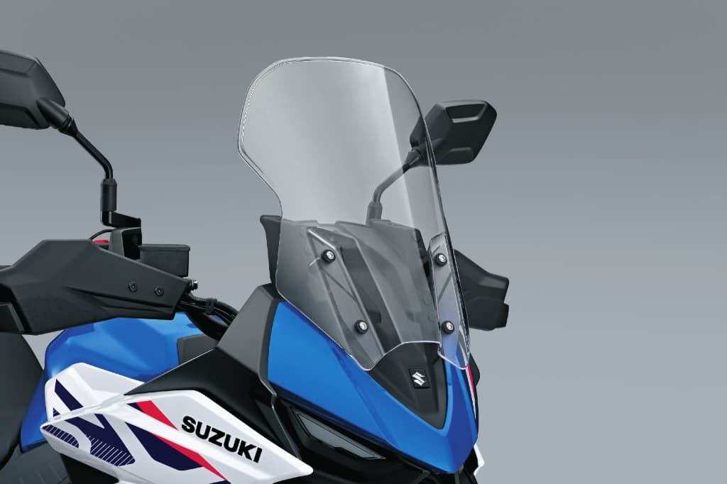 Großes Touring-Windschild, montiert an einer Suzuki; transparent und deutlich höher als die Serienverkleidung für verbesserten Windschutz.