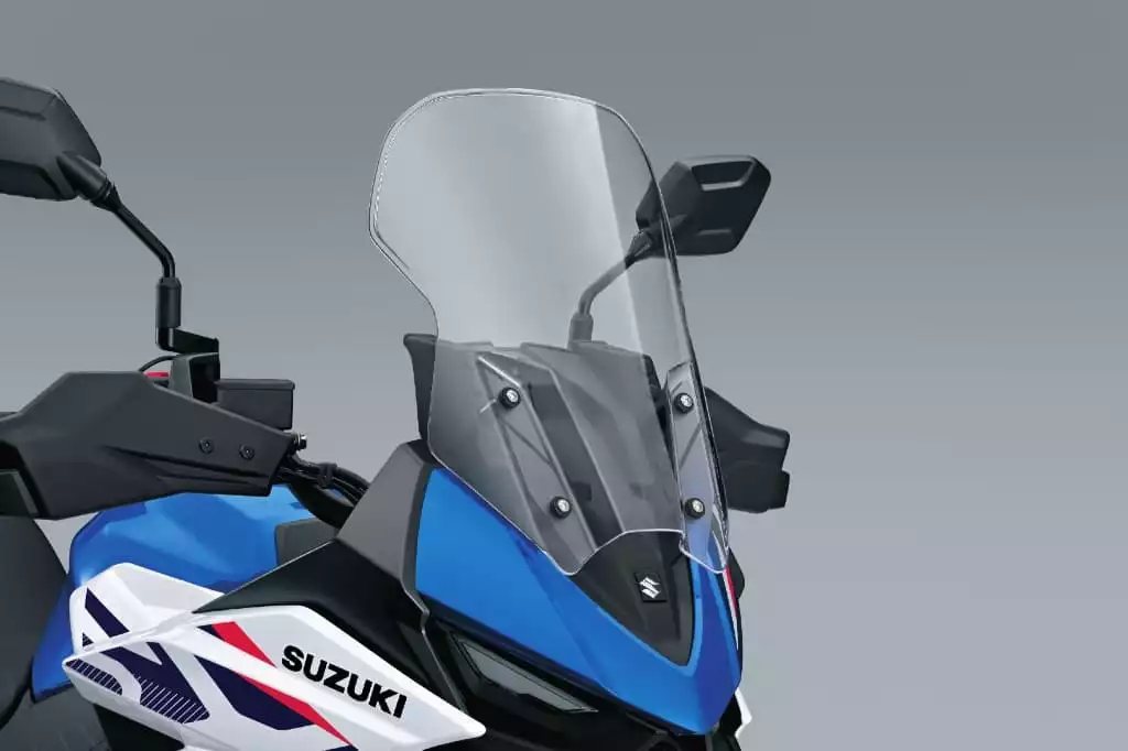 Großes Touring-Windschild, montiert an einer Suzuki; transparent und deutlich höher als die Serienverkleidung für verbesserten Windschutz.