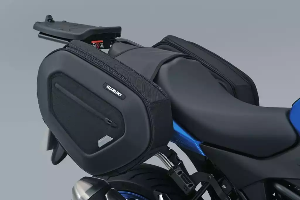 Schwarze Softtaschen mit Suzuki-Logo am Trägersystem der SV-7GX, bieten flexiblen Stauraum.