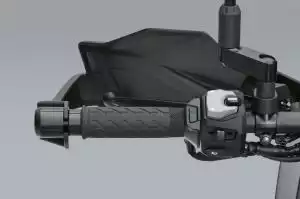 Beheizbare Griffheizung für Suzuki SV-7GX, Detailaufnahme mit Steuereinheit und MODE-Taste.