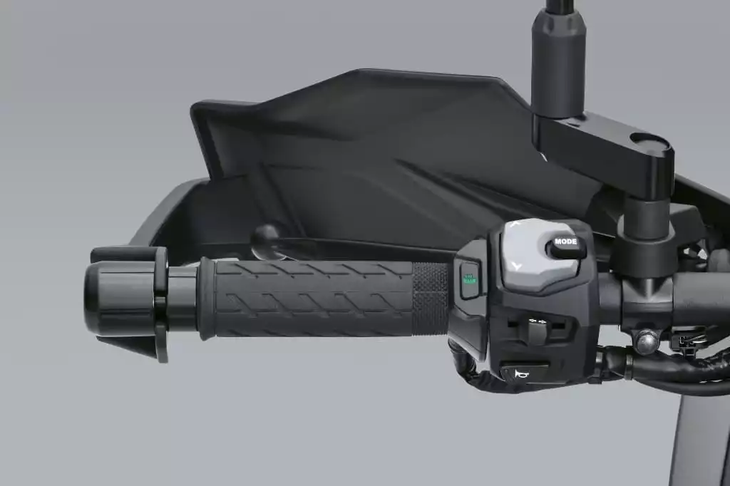 Beheizbare Griffheizung für Suzuki SV-7GX, Detailaufnahme mit Steuereinheit und MODE-Taste.