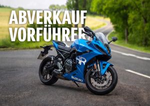 Suzuki GSX-8R in Metallic Blue am Straßenrand einer Landstraße bei schönem Wetter