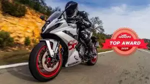 Silberne GSX-8R auf einer Landstraße mit bronzefarbenem Top Award Logo