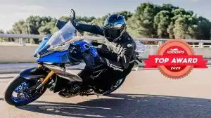 Blaue GSX-S1000GX mit bronzefarbenem Top Award Logo