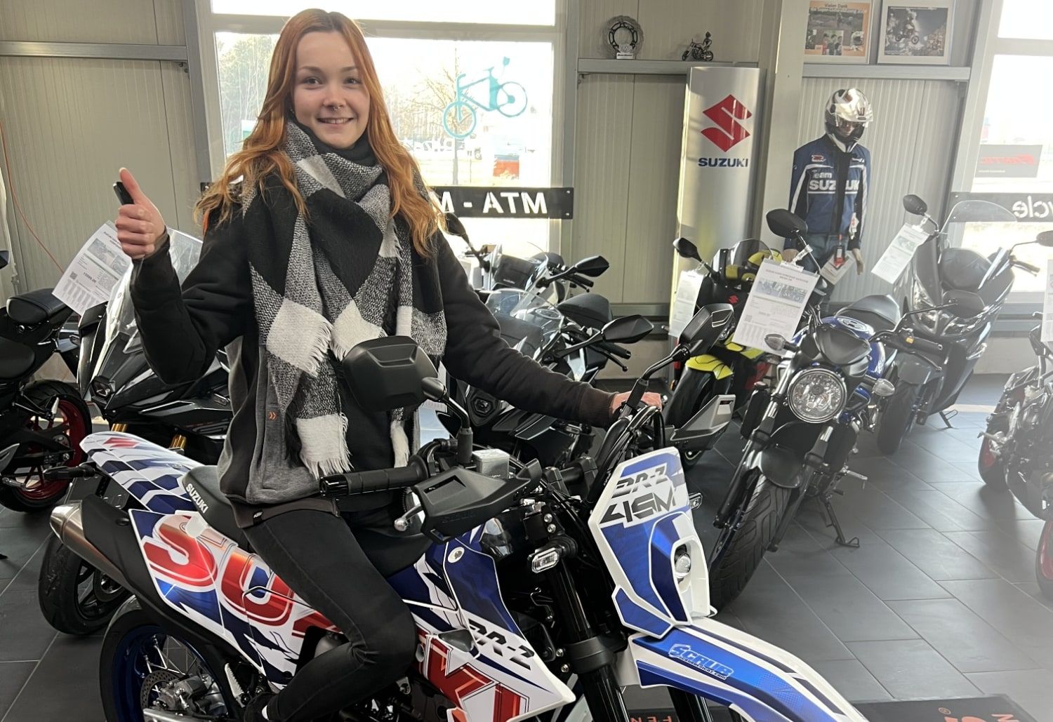 Vivian Theopold auf einem Motorrad im Showroom