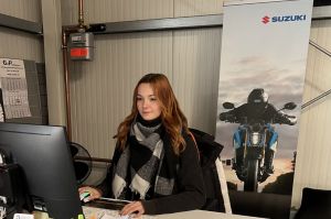 Vivian Theopold am Computer im Suzuki-Showroom