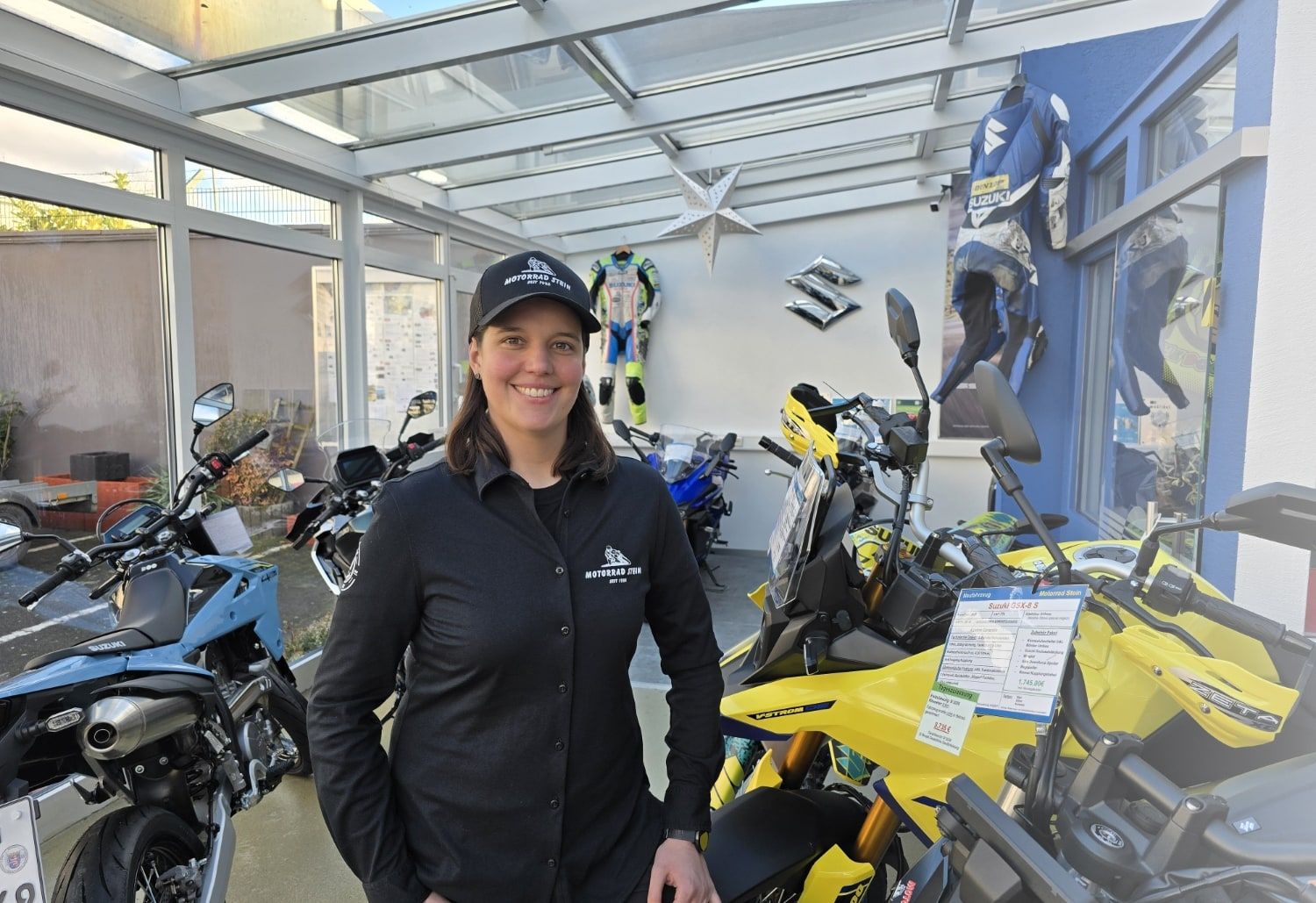 Eva Stein-Senger zwischen Motorrädern im Schauraum