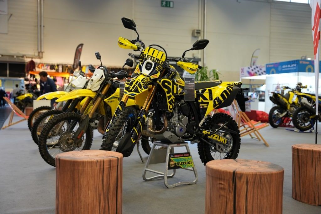 Gelbe Suzuki-Motocross-Motorräder auf einer Messe