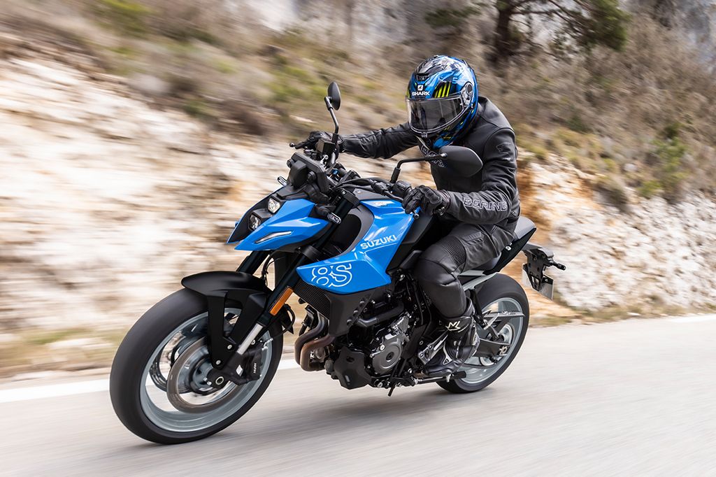 Suzuki GSX-8S in Blau auf der Landstraße in leichter Schräglage