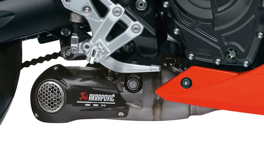 Akrapovič Komplettanlage der GSX-8R DaiDai-Iro Power Edition mit Carbon-Endkappe und Branding.
